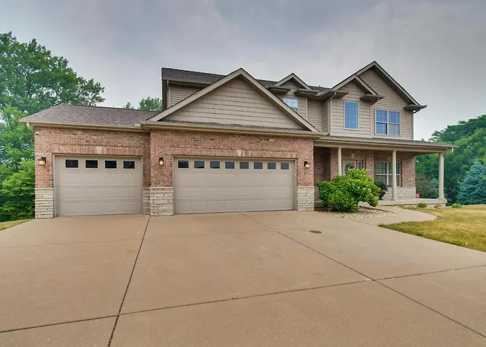 Prime Retreat W/ Deck & Fireplace! Peoria