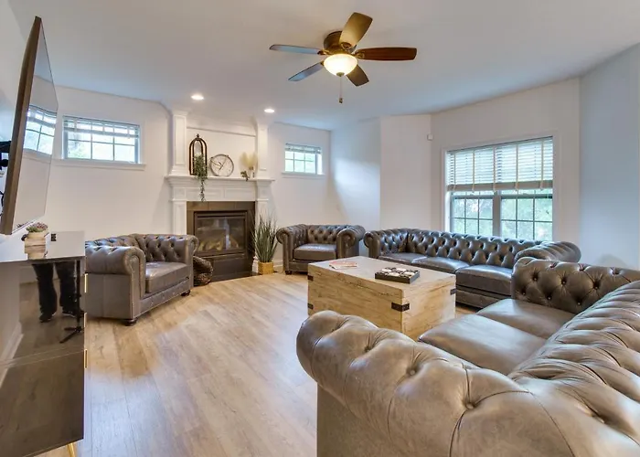 Holiday home Prime Retreat W/ Deck & Fireplace! Peoria