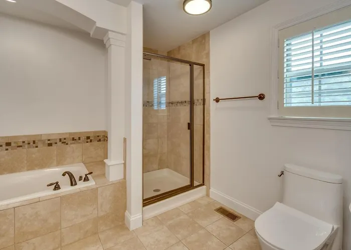 Prime Retreat W/ Deck & Fireplace! Holiday home *