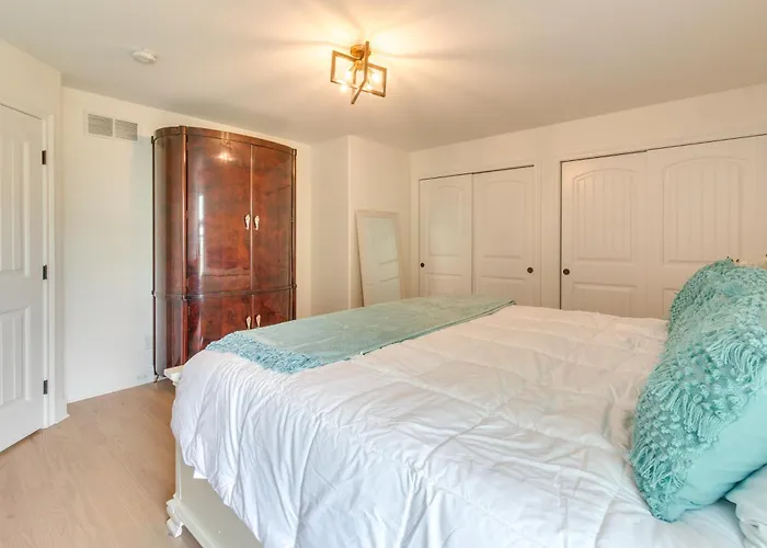 Prime Retreat W/ Deck & Fireplace! Holiday home