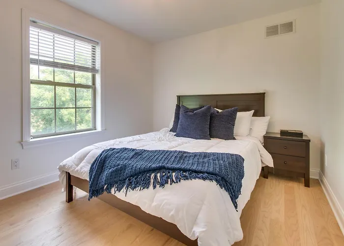 Prime Retreat W/ Deck & Fireplace! Peoria