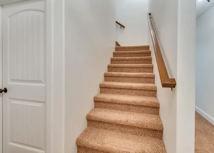 Prime Retreat W/ Deck & Fireplace! Holiday home Peoria