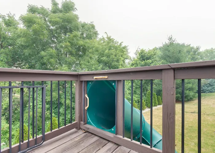 Prime Retreat W/ Deck & Fireplace! Peoria