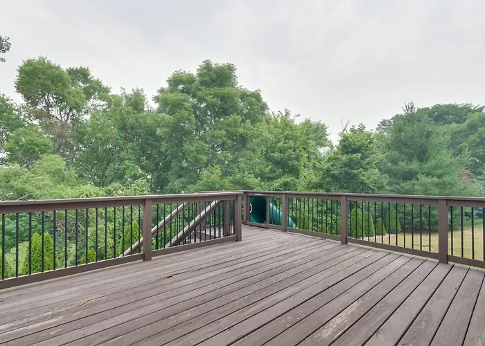 Holiday home Prime Retreat W/ Deck & Fireplace! *