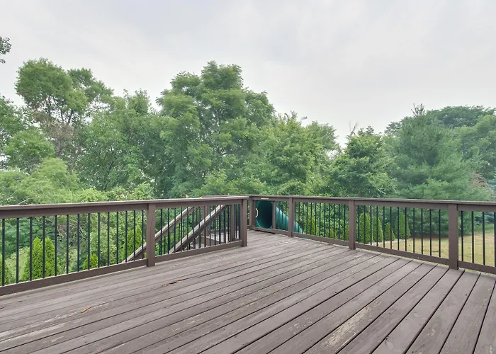Prime Retreat W/ Deck & Fireplace! Сasa de vacaciones Peoria