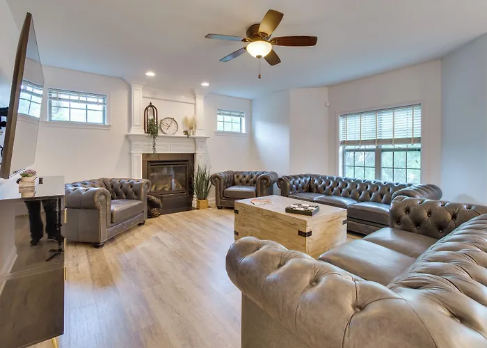 Prime Retreat W/ Deck & Fireplace! * Peoria
